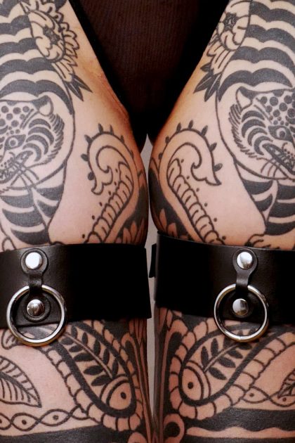 Menottes pour cuisses en cuir Collection Anneaux Noir