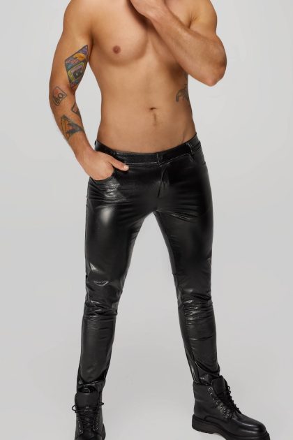 H067 Pantalon long en wetlook serpent avec poches arrière