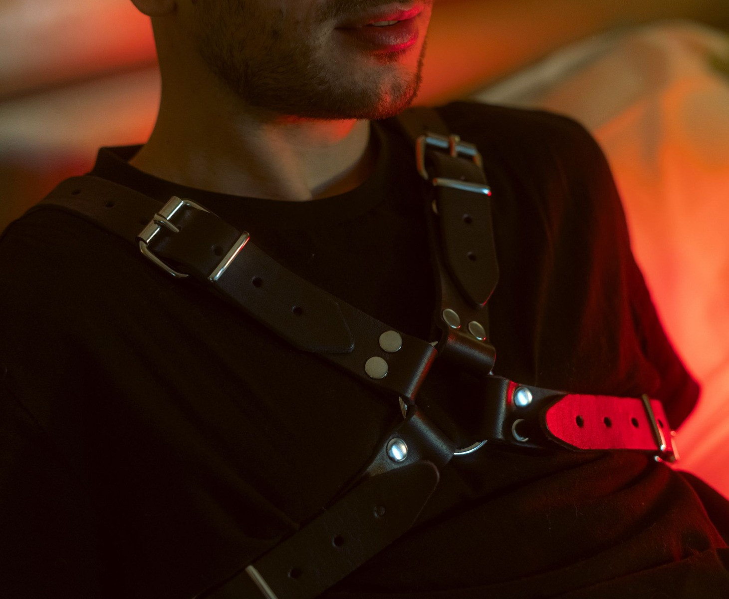 Harnais buste en cuir noir homme en X – Image 3
